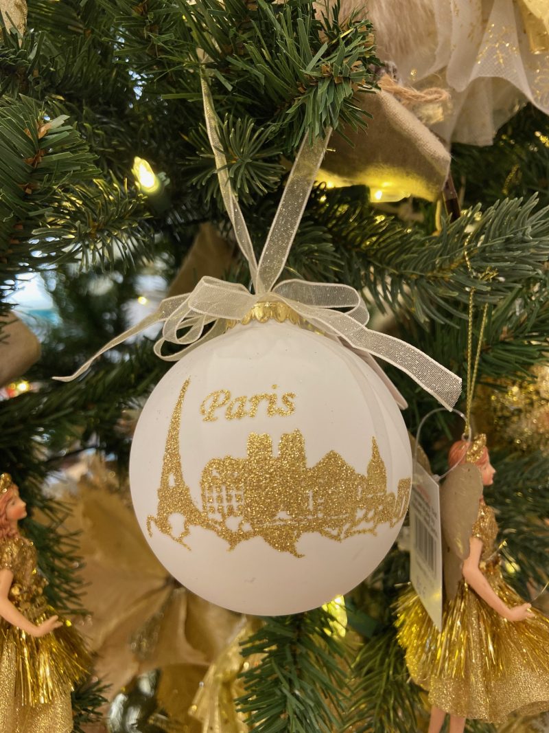 Vitrines et décors féériques : La Fabrique des Boules de Noël du Bon Marché Rive Gauche à Paris